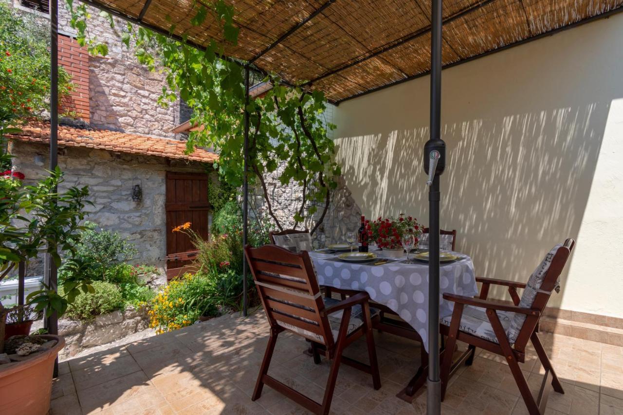 Mediterranean Terrace Apartment With Bikes & Sup Skradin Exterior foto