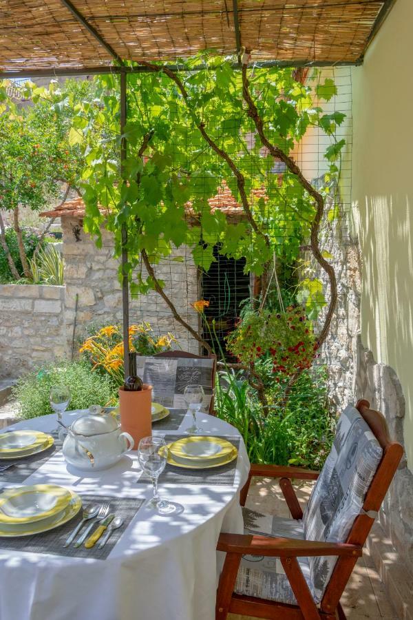Mediterranean Terrace Apartment With Bikes & Sup Skradin Exterior foto